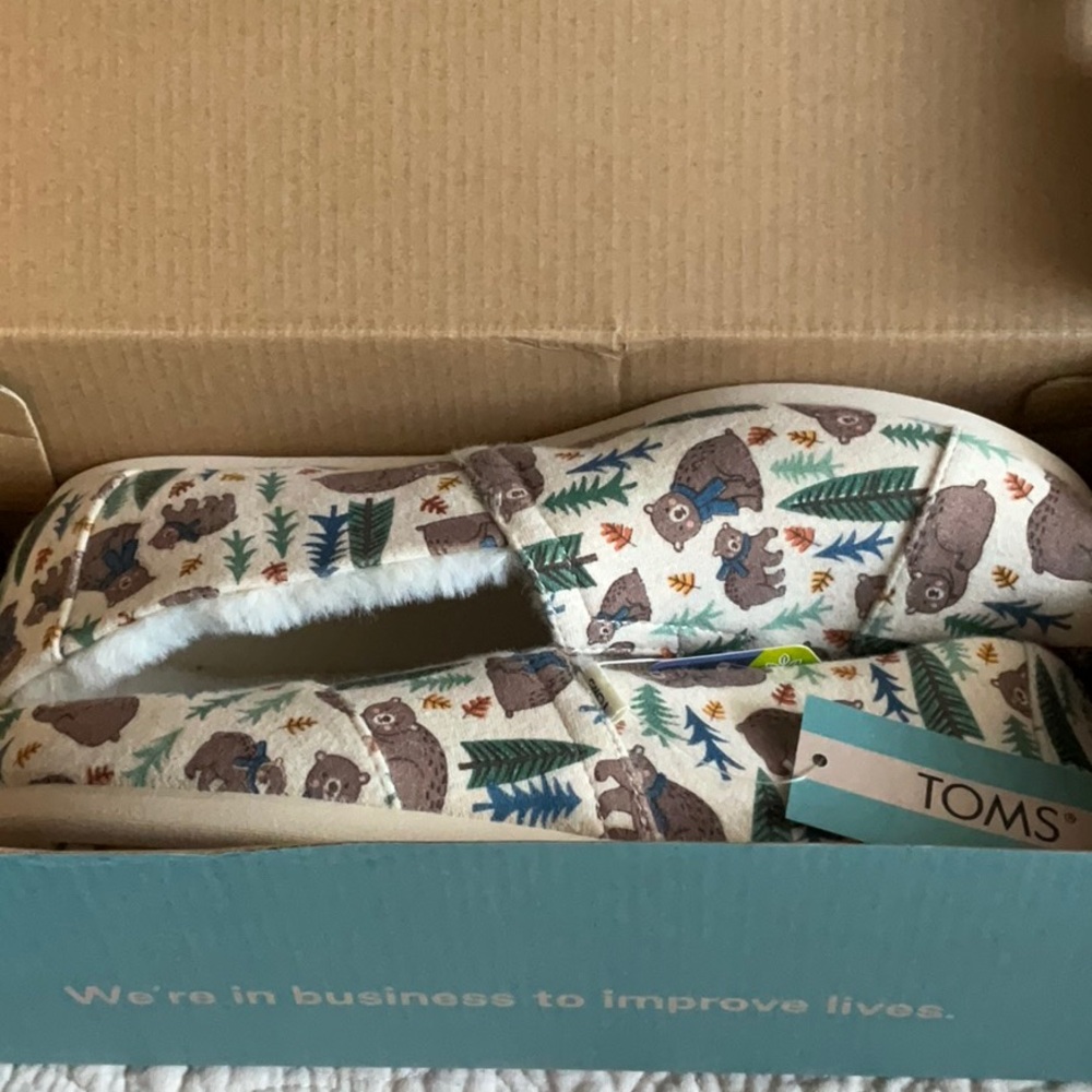 Bear in forest print Toms